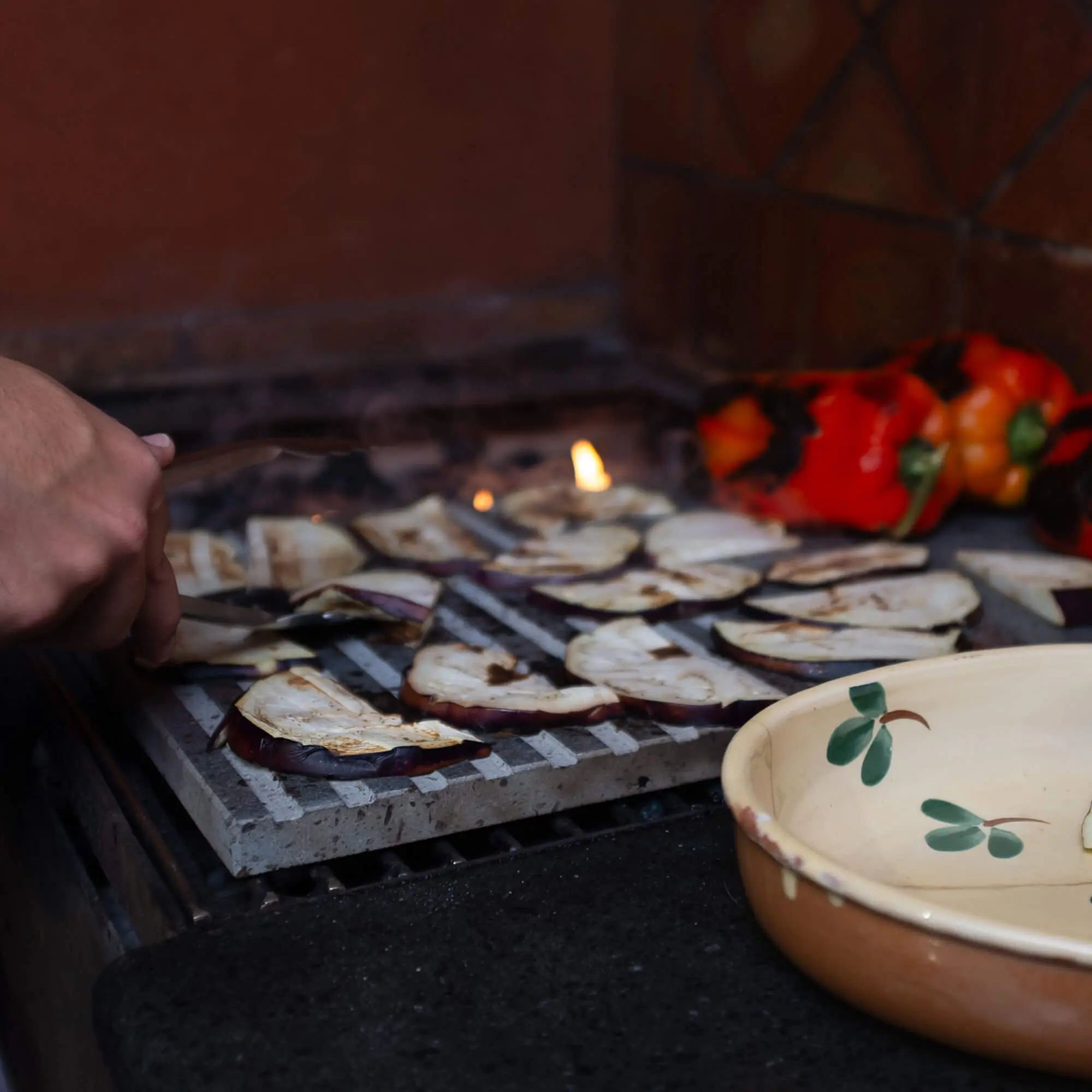 Scopri le differenze tra piastre in pietra lavica levigate e non levigate. Qual è la migliore per pizza, pane o carne? Guida completa alla scelta!
