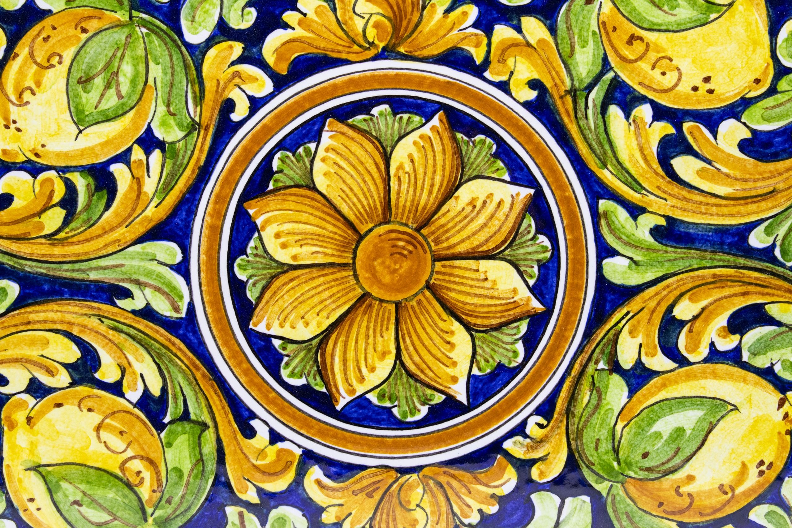 Tre Vassoi d'Eccellenza 9 Vassoi in ceramica di Caltagirone su pietra lavica dell'Etna
