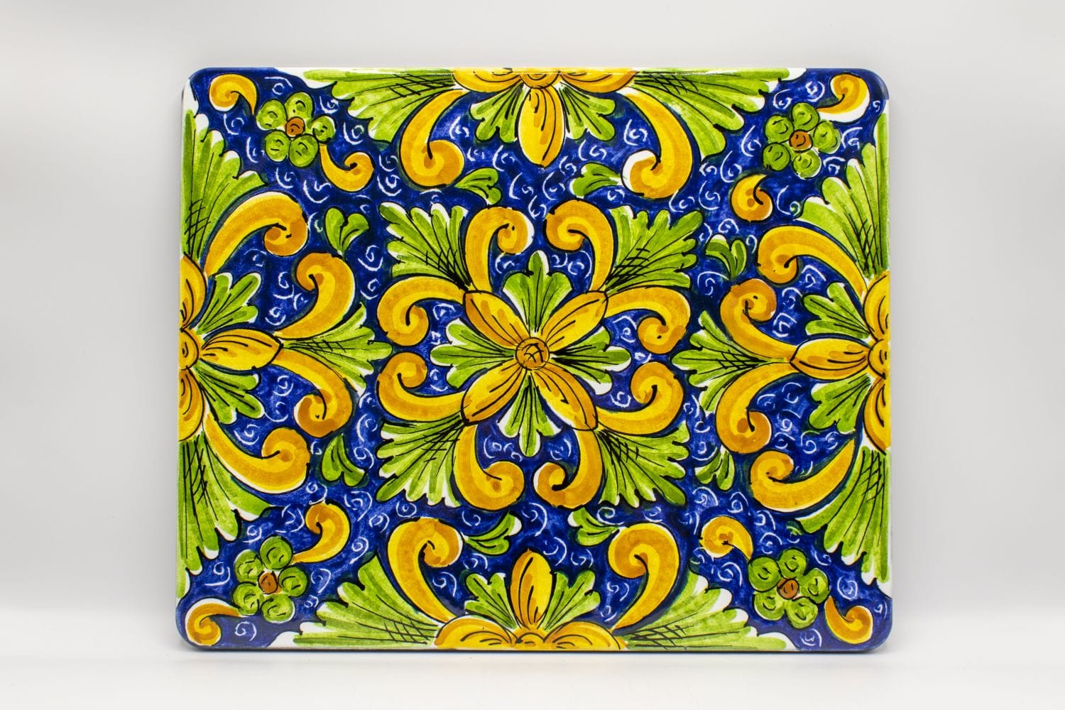Plateau design « Barocco » en pierre de lave et céramique de Caltagirone