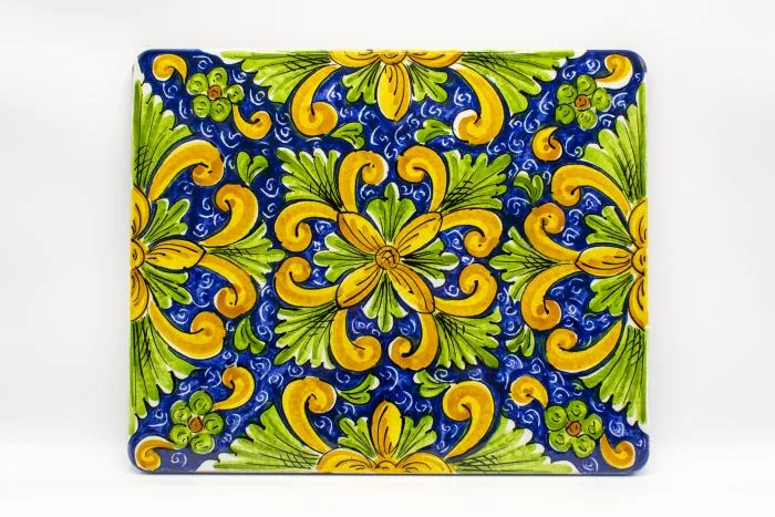 Vassoio Design "Barocco" in pietra lavica dell'Etna e ceramica di Caltagirone, decoro a volute dorate su fondo blu