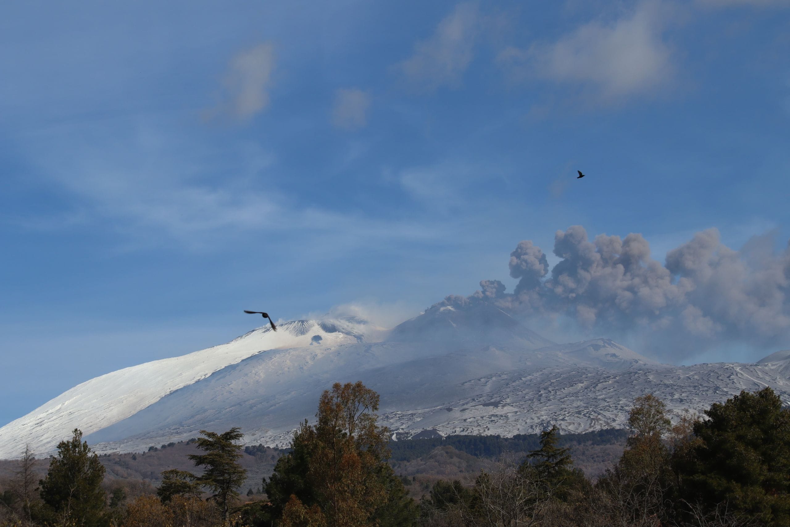 Vivere e lavorare all’ombra dell’Etna: la forza e la passione di Cuore Lavico 8 Vista dell'Etna in eruzione e paesaggio vulcanico dove nasce la pietra lavica Cuore Lavico