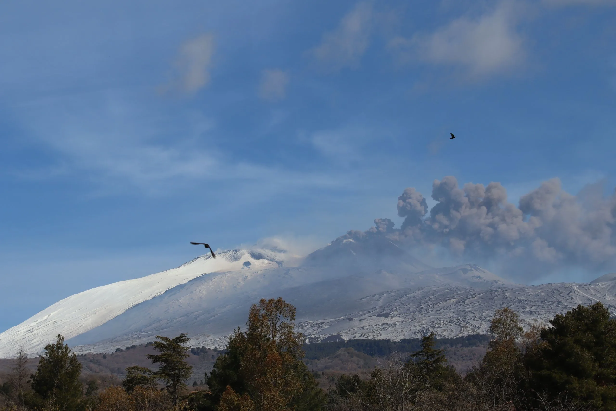 Vista dell'Etna in eruzione e paesaggio vulcanico dove nasce la pietra lavica Cuore Lavico